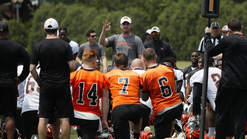 Cincinnati Bengals head coach Zac Taylor, center, speaks with his players during practice at the team’s NFL football training facility, Tuesday, June 4, 2019, in Cincinnati. (AP Photo/John Minchillo)