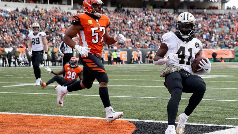 CINCINNATI, OH - NOVEMBER 11: Alvin Kamara #41 of the New Orleans Saints runs past Vincent Rey #57 of the Cincinnati Bengals to score a touchdown during the second quarter of the game at Paul Brown Stadium on November 11, 2018 in Cincinnati, Ohio. (Photo by Joe Robbins/Getty Images)