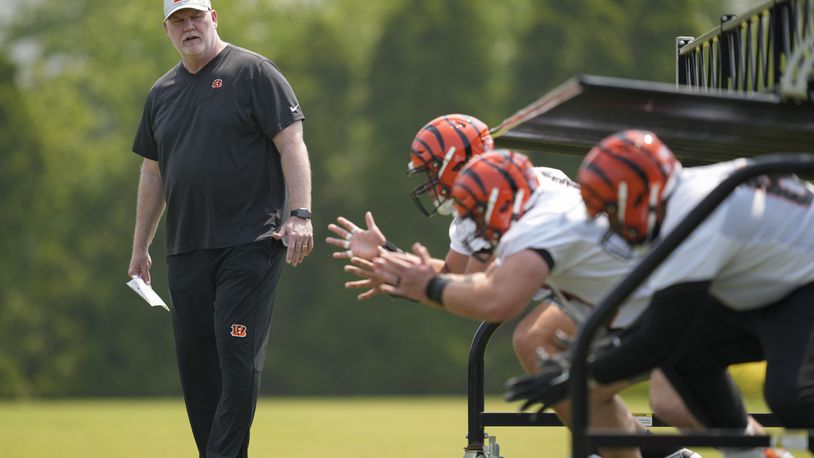 Cincinnati Bengals offensive line coach Frank Pollack, left, oversees a drill during practice at the team's NFL football training facility, Tuesday, June 6, 2023, in Cincinnati. (AP Photo/Jeff Dean)