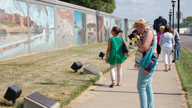 Tourists can often be seen snapping photos of the 50-plus murals that cover Paducah&apos;s floodwalls. (Lori Rackl/Chicago Tribune/TNS)