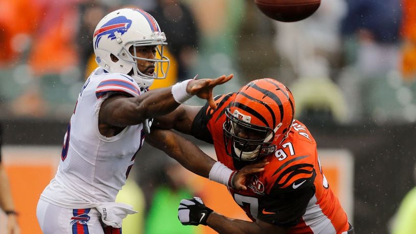 CINCINNATI, OH - OCTOBER 8: Tyrod Taylor #5 of the Buffalo Bills throws the ball before Geno Atkins #97 of the Cincinnati Bengals can sack him during the third quarter Paul Brown Stadium on October 8, 2017 in Cincinnati, Ohio. (Photo by Michael Reaves/Getty Images)