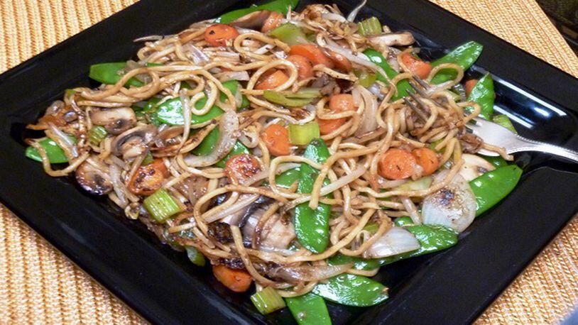 You can stir up a colorful noodle-veggie meal in a flash with this colorful, Lo Mein dish. (Linda Gassenheimer/TNS)