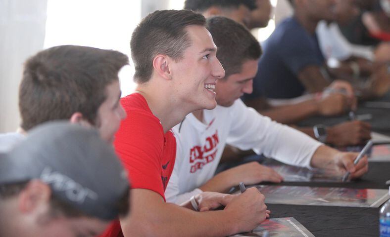Dayton basketball fans meet players at tailgating event