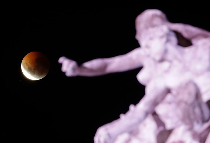 Photos: Super wolf blood moon lunar eclipse delights skygazers