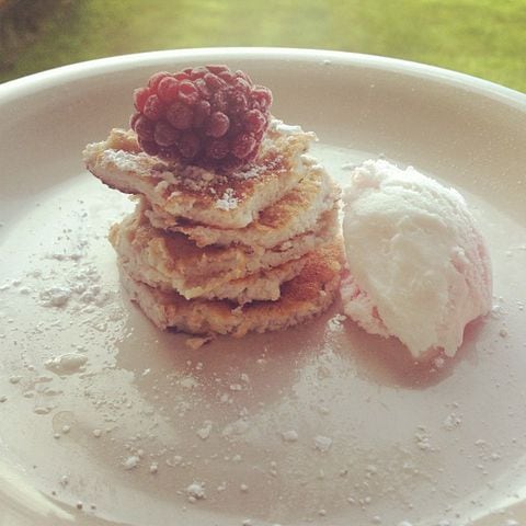 Skinny mini pancakes emoji 1 banana, 2eggs, blend, and cook in a teaspoon of coconut oil #pancakeday #healthy #skinny #mini #amazing #goodness #love #raspberry #frozenyoghurt #vanilla #strawberry #ici