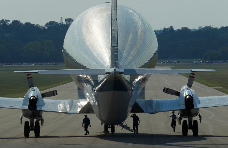 Shuttle trainer lands at WPAFB