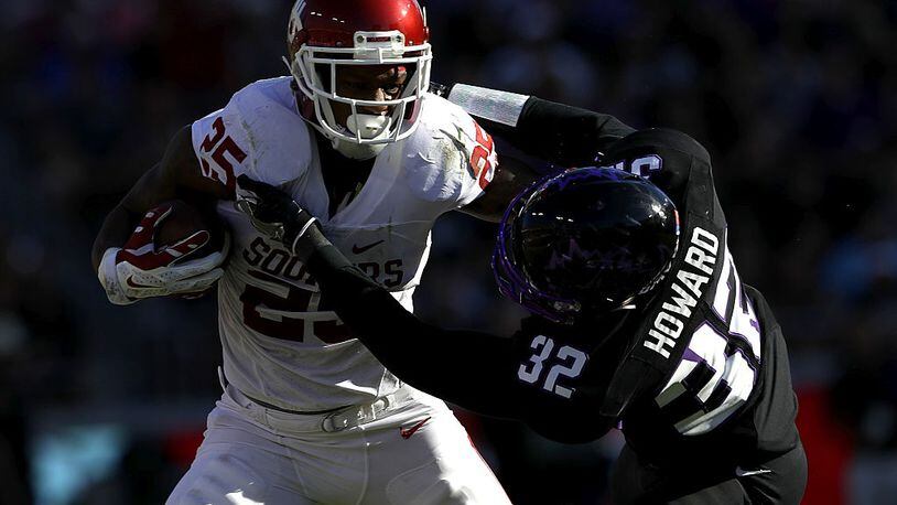 FORT WORTH, TX - OCTOBER 01: Joe Mixon #25 of the Oklahoma Sooners runs the ball against Travin Howard #32 of the TCU Horned Frogs in the first half at Amon G. Carter Stadium on October 1, 2016 in Fort Worth, Texas. (Photo by Ronald Martinez/Getty Images)