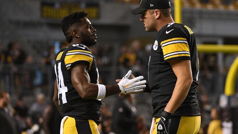 Ben Roethlisberger of the Pittsburgh Steelers talks with Antonio Brown. File photo. (Photo by Justin Berl/Getty Images)