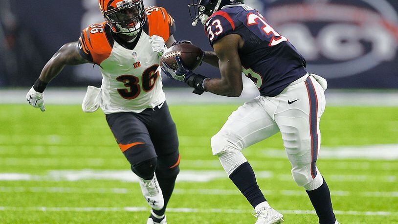 HOUSTON, TX - DECEMBER 24: Akeem Hunt #33 of the Houston Texans runs with the ball after beting Shawn Williams #36 of the Cincinnati Bengals on the coverage at NRG Stadium on December 24, 2016 in Houston, Texas. (Photo by Bob Levey/Getty Images)