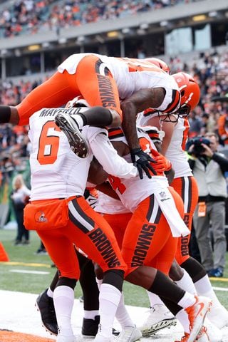 PHOTOS: Browns snap 25-game road losing streak with win over Bengals