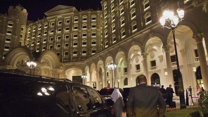 ARCHIVO - En esta foto del 23 de enero del 2016, la caravana que transporta al secretario de Estado norteamericano John Kerry arriba al hotel Ritz Carlton en Riad, Arabia SaudÃ­. El hotel Ritz Carlton en la capital saudÃ­ pudiera reabrir sus puertas a mediados de febrero, luego de servir varios meses como prisiÃ³n de lujo para miembros de la elite del paÃ­s atrapados en lo que el gobierno describe como una campaÃ±a contra la corrupciÃ³n. (AP Foto/Jacquelyn Martin, Pool)