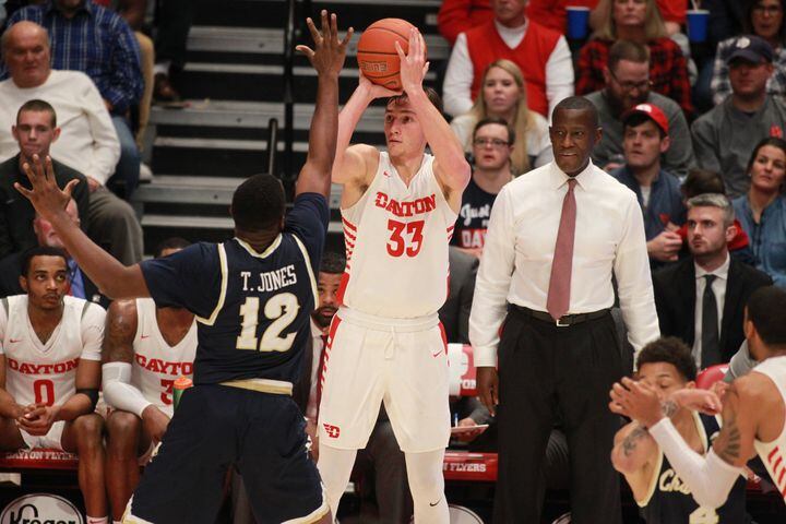 College basketball: 7 observations from Flyers’ 2-0 start