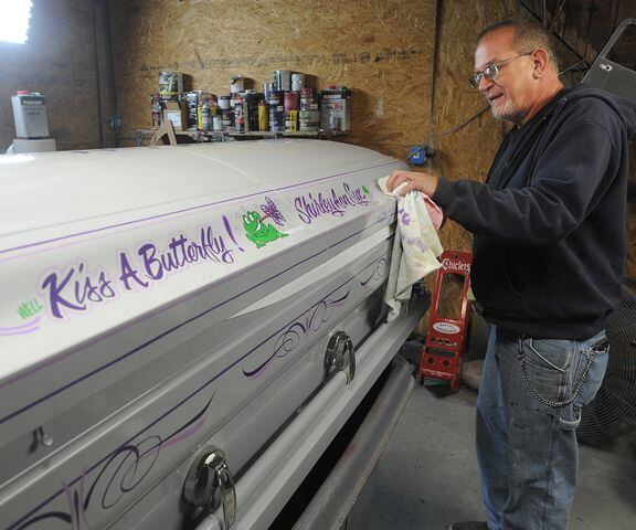 Sign painter honors late mother