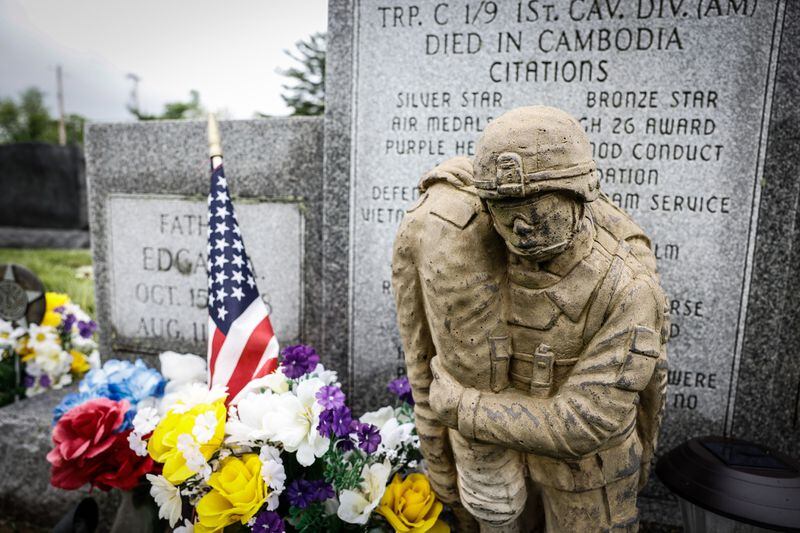 Gary McKiddy thiệt mạng khi một trung sĩ cố gắng giải cứu binh sĩ khỏi chiếc trực thăng đang bốc cháy ở Việt Nam.  McKiddy đã giành được huy chương vì sự dũng cảm của mình.  Jim Nolker / Nhân viên