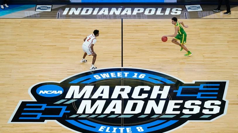 Oregon guard Will Richardson, right, drives up court in front of Southern California guard Tahj Eaddy (2) during the first half of a Sweet 16 game in the NCAA men's college basketball tournament at Bankers Life Fieldhouse, Sunday, March 28, 2021, in Indianapolis. (AP Photo/Darron Cummings)