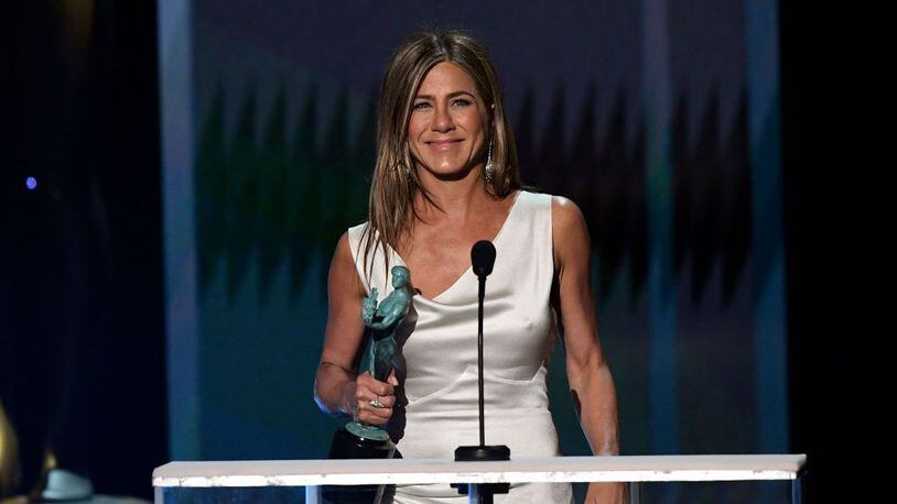 Jennifer Aniston gave an award-winning performance by surprising fans touring the Central Perk set.