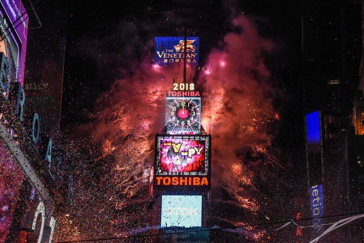 Freezing temps don’t deter crowds at Times Square for New Year’s Eve
