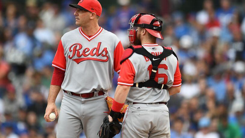 CHICAGO, IL - AUGUST 24:  Matt Harvey #32 of the Cincinnati Reds speaks with Tucker Barnhart #16 during the sixth inning against the Chicago Cubs at Wrigley Field on August 24, 2018 in Chicago, Illinois.  (Photo by Stacy Revere/Getty Images)