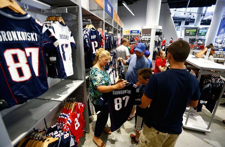 Patriots fans trade Aaron Hernandez jerseys