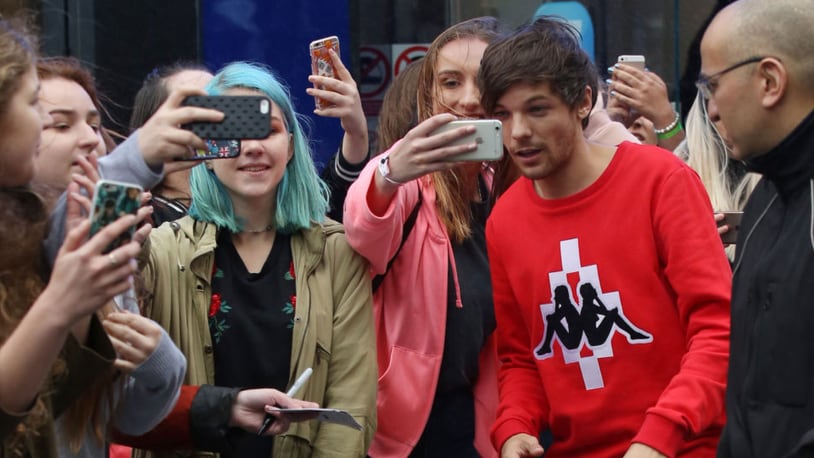 Louis Tomlinson posed for selfies with fans while leaving the Capital Radio Studios in London on Thursday.