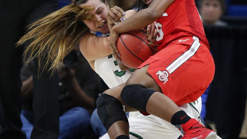 Ohio State’s Kiara Lewis, right, tangles with Notre Dame’s Kathryn Westbeld in the first half during a regional semifinal of the NCAA Tournament at Rupp Arena in Lexington, Ky., on Friday, March 24, 2017. Notre Dame advanced, 99-76. (Eric Albrecht/Columbus Dispatch/TNS)