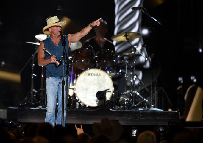 CMT Video of the Year- Kenny Chesney