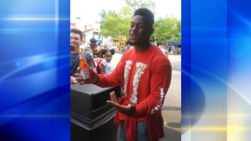 Pittsburgh Steelers wide receiver JuJu Smith-Schuster passes out Heinz Ketchup at Kennywood. (Photo courtesy Chuck Fallert)