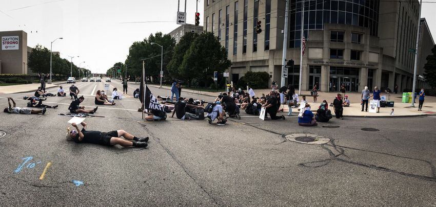 Protesters blocking third st. In front of court building