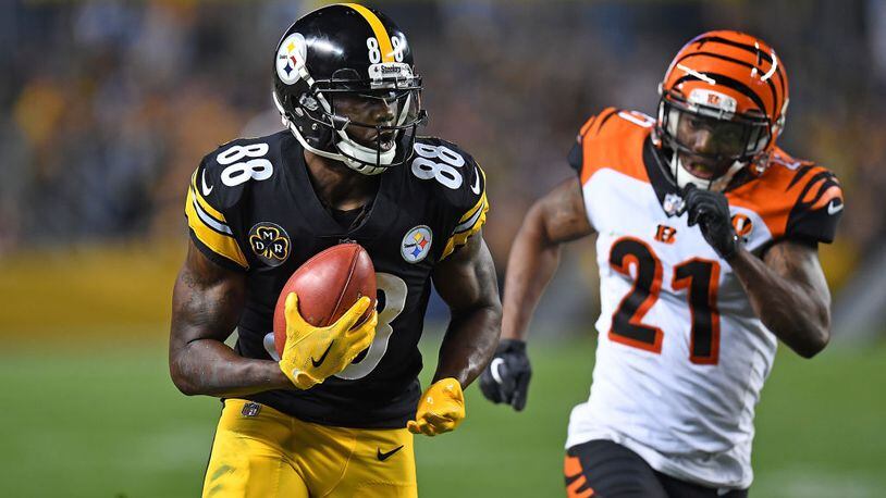 PITTSBURGH, PA - OCTOBER 22: Darrius Heyward-Bey #88 of the Pittsburgh Steelers runs up field after making a catch on a pass from teammate Robert Golden on a fake punt in the fourth quarter during the game against the Cincinnati Bengals at Heinz Field on October 22, 2017 in Pittsburgh, Pennsylvania. (Photo by Joe Sargent/Getty Images)