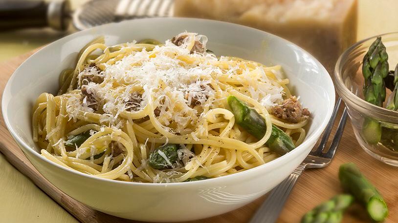 A carbonara-style pasta recipe makes do with what's on hand: sausage instead of pancetta or guanciale, and asparagus instead of the peas that some cooks stir in. (Bill Hogan/Chicago Tribune/TNS)