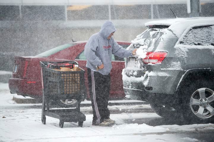 Photos: Snowstorm blankets Midwest, snarls holiday traffic