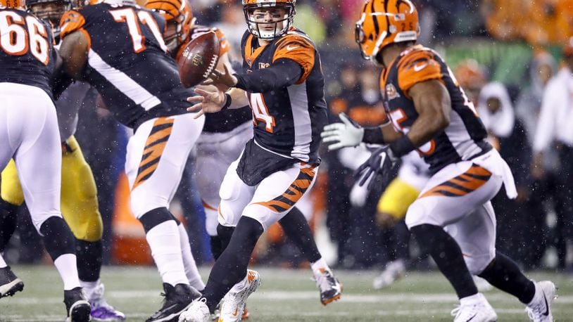 CINCINNATI, OH - DECEMBER 04: Andy Dalton #14 of the Cincinnati Bengals shovels a pass to Giovani Bernard #25 against the Pittsburgh Steelers during the second half at Paul Brown Stadium on December 4, 2017 in Cincinnati, Ohio. (Photo by Andy Lyons/Getty Images)