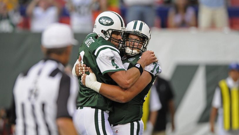 EAST RUTHERFORD, NJ - AUGUST 16, 2008: Brett Favre #4 of the New York Jets hugs Nick Mangold #74 during a pre-season NFL game against the Washington Redskins on August 16, 2008 in Giants Stadium in East Rutherford, New Jersey. (Photo by Jon Roselli/Sports Imagery/Getty Images)