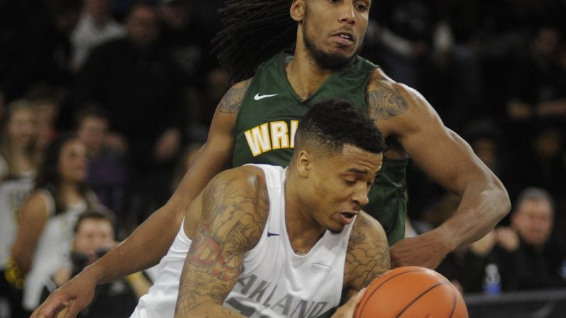 Wright State senior Steve Davis (rear) had 13 points, 7 rebounds and an assist in an 81-62 men’s college basketball Horizon League opener at Oakland (Mich.) in Rochester on Thursday. MARC PENDLETON / STAFF