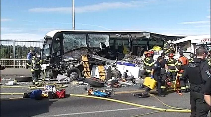 4 dead in crash between Duck vehicle, bus