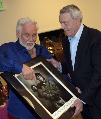 Kenny Rogers talks with Dan Rather