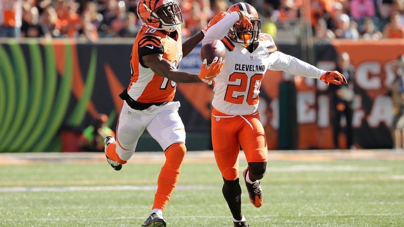 CINCINNATI, OH - OCTOBER 23: A.J. Green #18 of the Cincinnati Bengals makes a one handed catch while being defended by Briean Boddy-Calhoun #20 of the Cleveland Browns during the third quarter at Paul Brown Stadium on October 23, 2016 in Cincinnati, Ohio. (Photo by Andy Lyons/Getty Images)