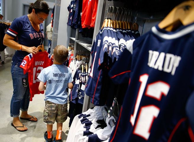 Patriots fans trade Aaron Hernandez jerseys