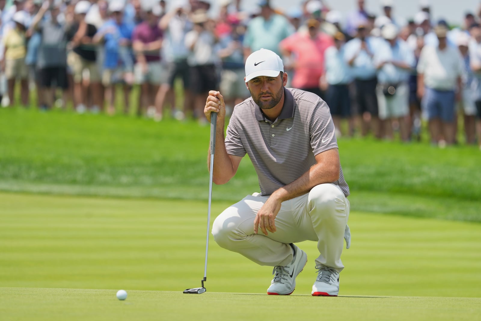 Scottie Scheffler lines up a putt on the first hole during the first round of the U.S. Open golf tournament at Oakmont Country Club Thursday, June 12, 2025, in Oakmont, Pa. (AP Photo/Gene J. Puskar)