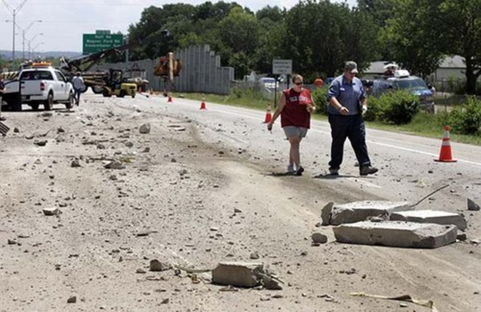 Truck crashes into bridge on I-75