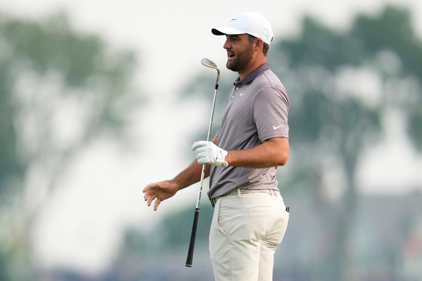 Scottie Scheffler reacts after missing a putt on the 15th hole during the first round of the U.S. Open golf tournament at Oakmont Country Club Thursday, June 12, 2025, in Oakmont, Pa. (AP Photo/Seth Wenig)