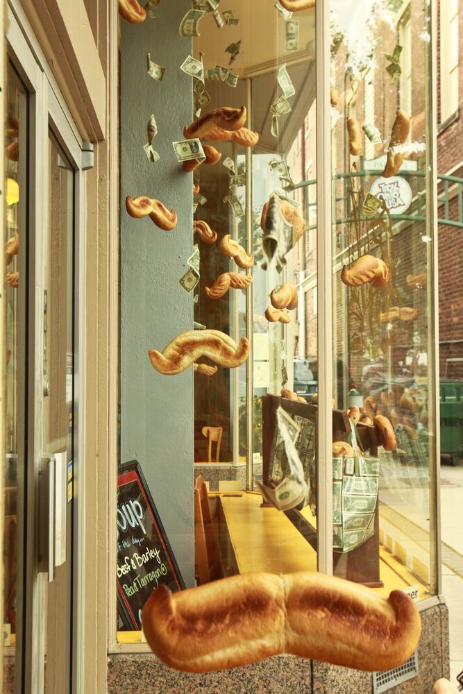 troy-window-decorations-gotr-concert