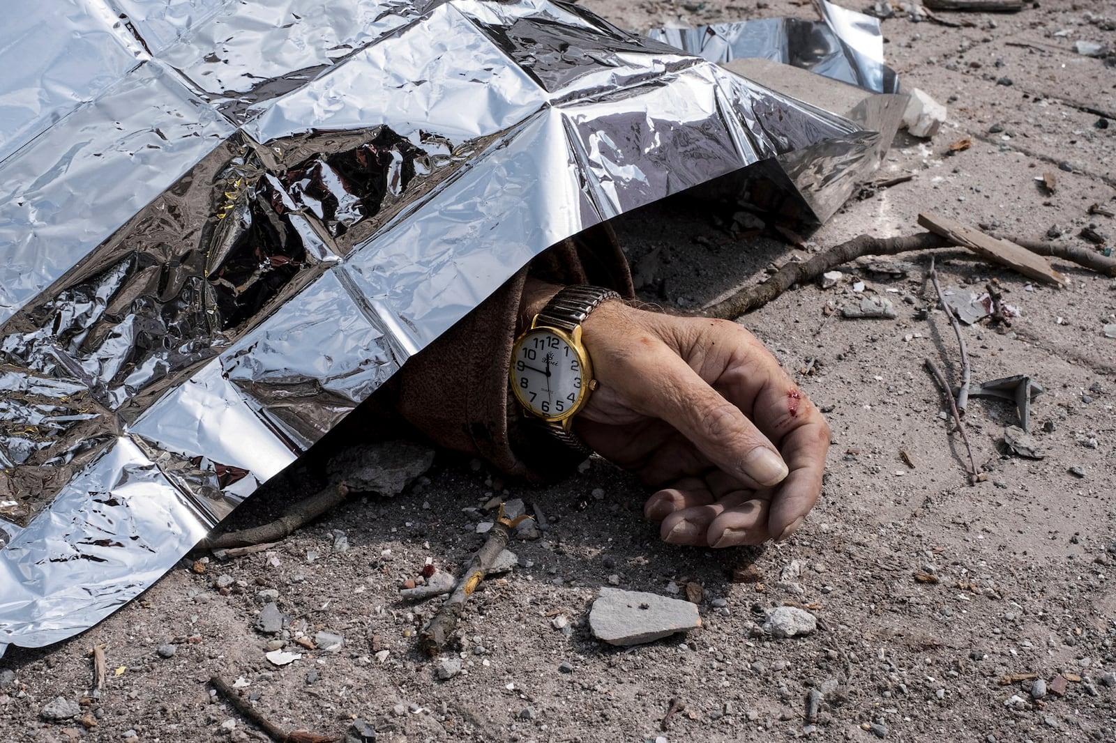 A dead body lies on the ground after a Russian missile strike on Sumy, Ukraine, Sunday April 13, 2025. (AP Photo/Volodymyr Hordiienko)