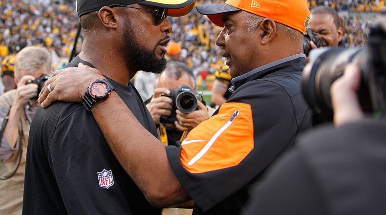 PITTSBURGH, PA - NOVEMBER 01: Head Coach Mike Tomlin of the Pittsburgh Steelers and Head Coach Marvin Lewis of the Cincinnati Bengals talk at the end of the game at Heinz Field on November 1, 2015 in Pittsburgh, Pennsylvania. (Photo by Justin K. Aller/Getty Images)