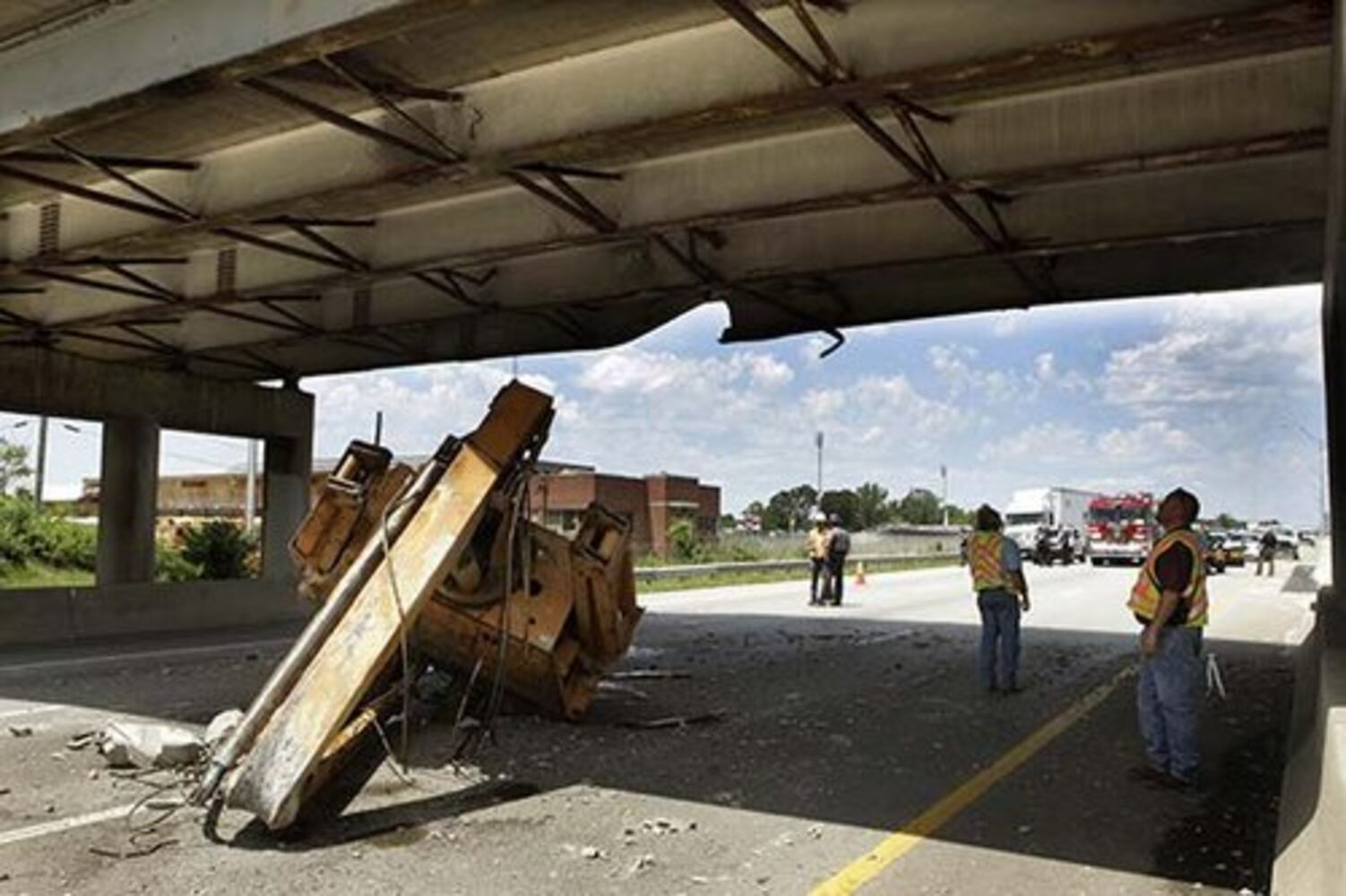 Truck crashes into bridge on I-75