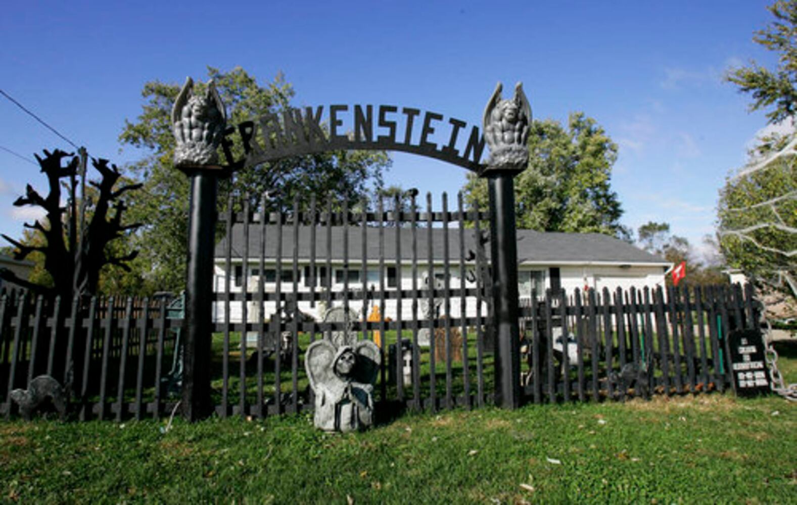 Halloween decorating contest