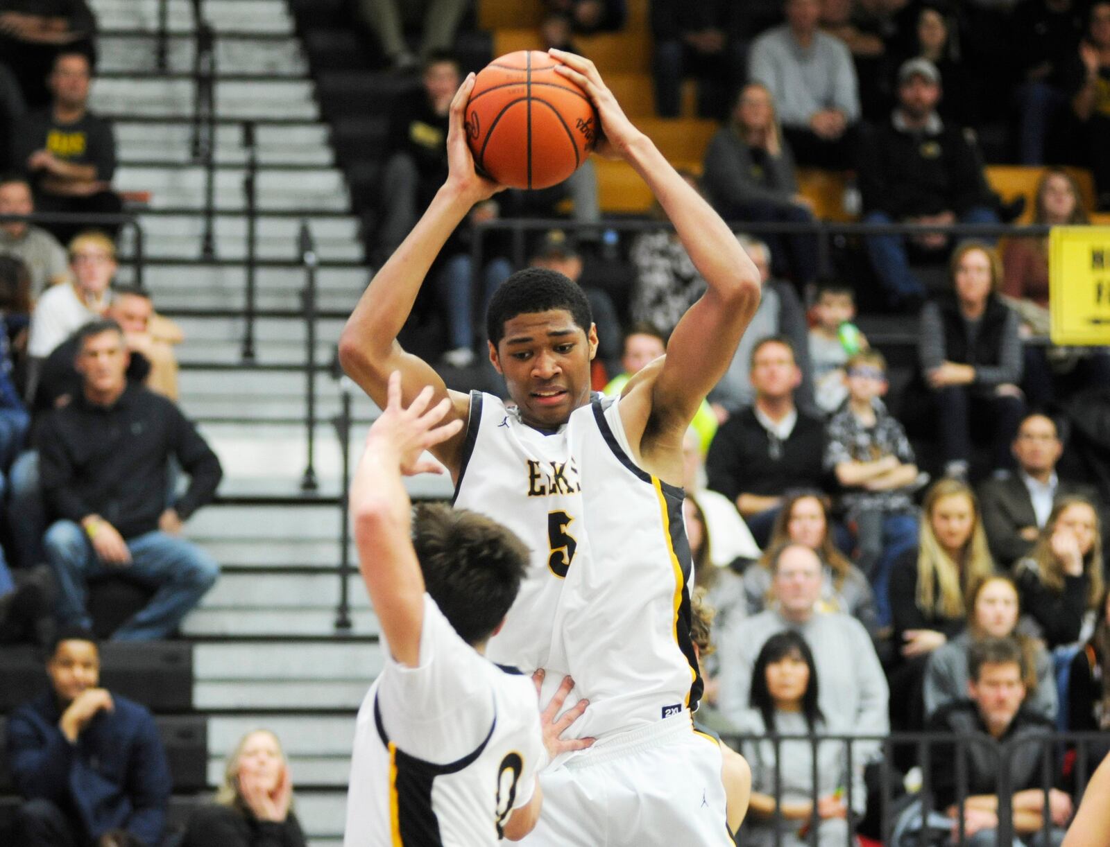 Centerville’s Mo Njie secures a rebound. Centerville defeated visiting Fairmont 53-50 in a boys high school basketball game on Friday, Dec. 7, 2018. MARC PENDLETON / STAFF