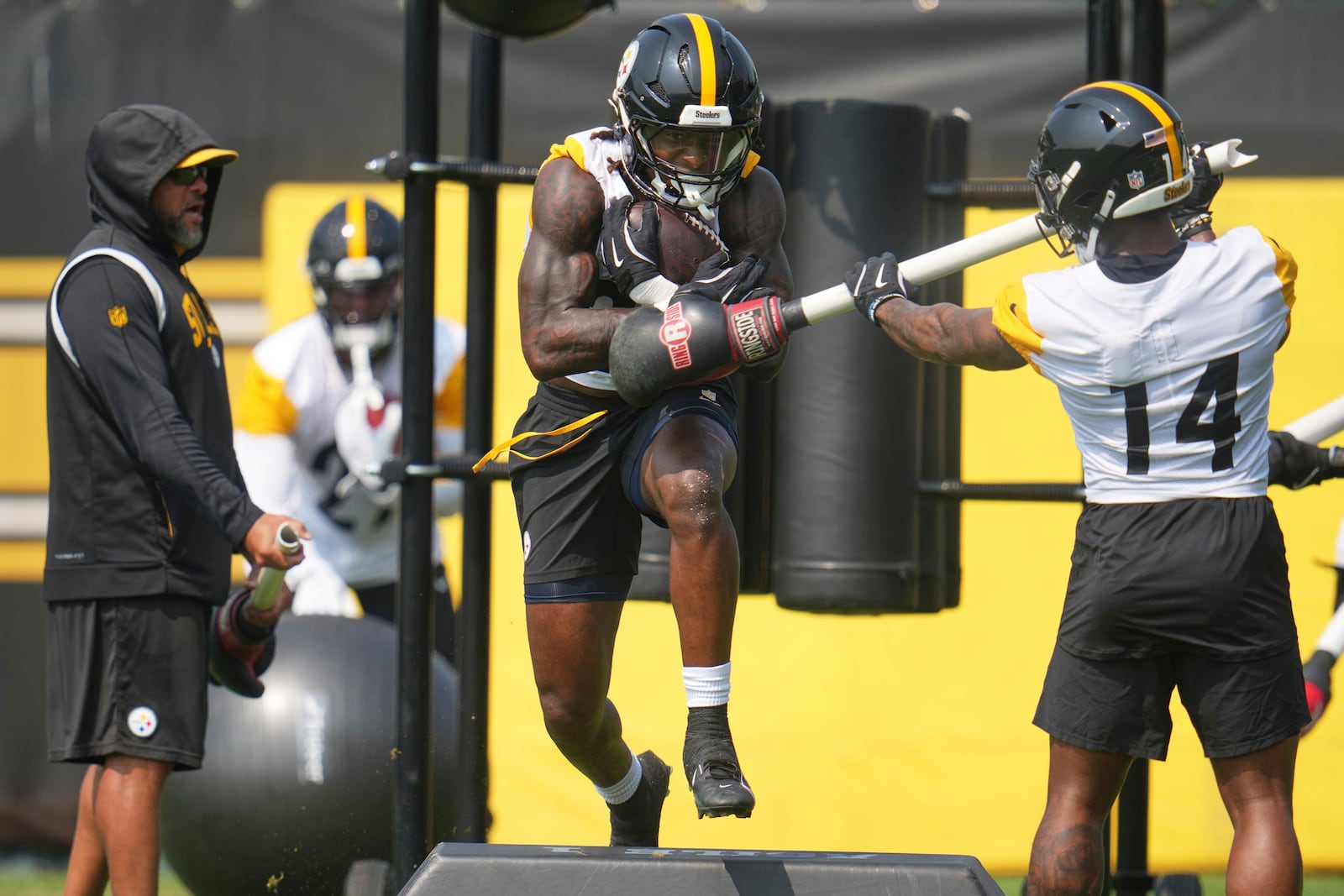 Pittsburgh Steelers running back Kaleb Johnson, center, runs a drill during NFL football practice in Pittsburgh, Thursday, June 5, 2025. (AP Photo/Gene J. Puskar)