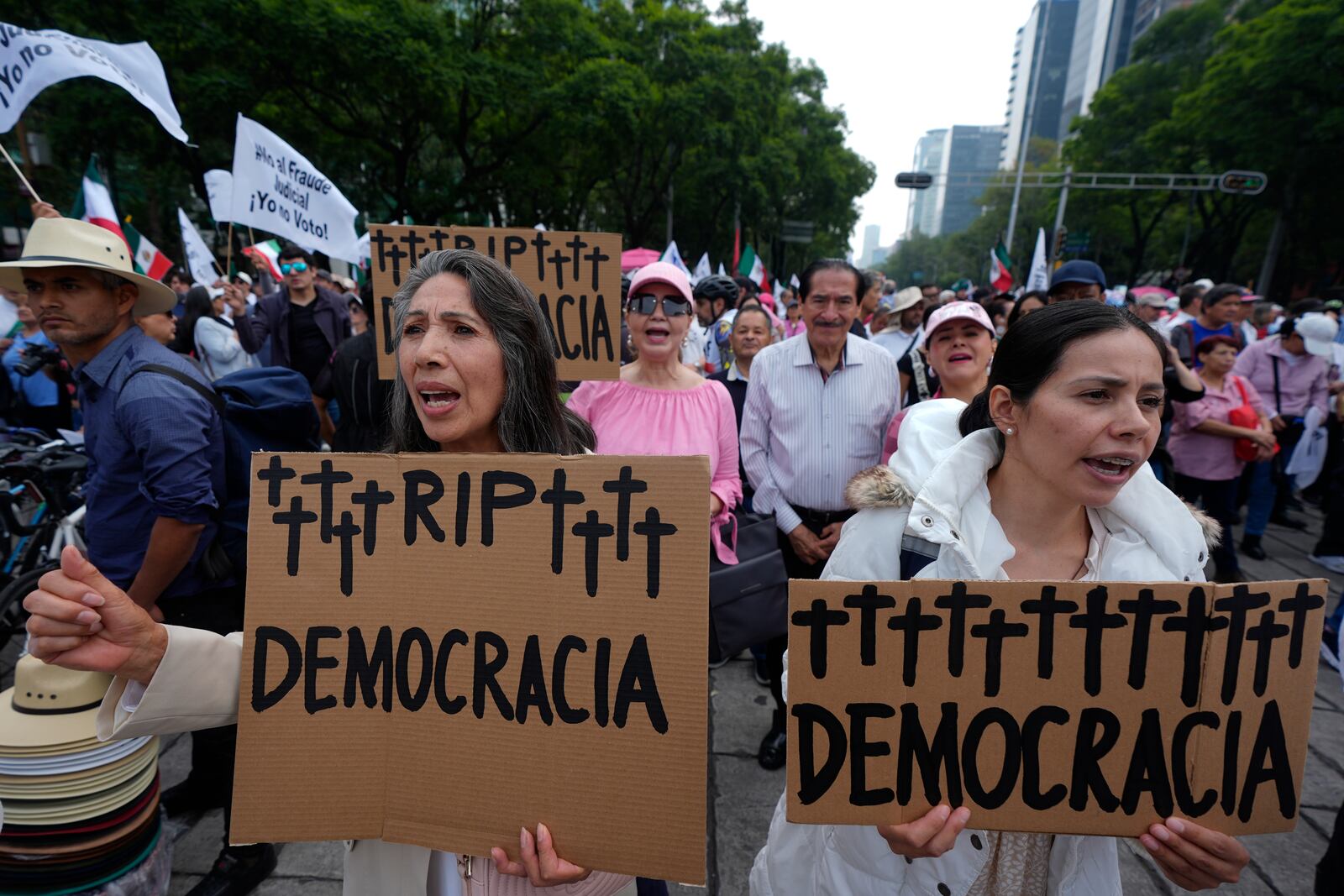 Demonstrators shouts slogans against the country's first judicial elections, while holding signs that read in Spanish, "RIP Democracy" at a protest by the Angel of Independence in Mexico City, Sunday, June 1, 2025. (AP Photo/Fernando Llano)