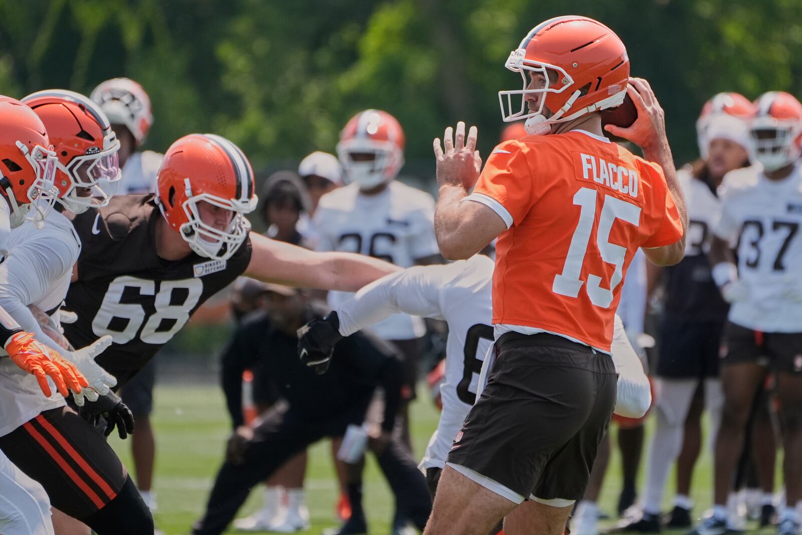 Cleveland Browns quarterback Joe Flacco (15) throws during practice at NFL football minicamp in Berea, Ohio, Wednesday, June 11, 2025. (AP Photo/Sue Ogrocki)
